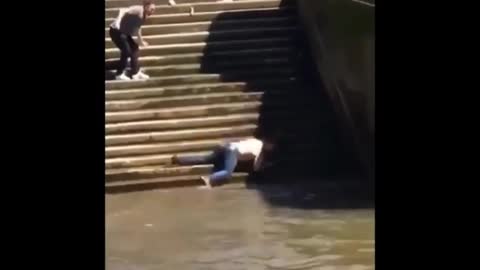 This man falling on stairs, funny fail clips 😂🤣