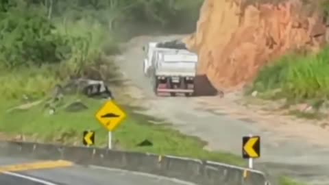 Impressionante,Carreteiro consegue fazer manobra logo depois de perder freios