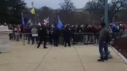 DC Police Open Barricades to ALLOW Trump supporters into the Capitol Building