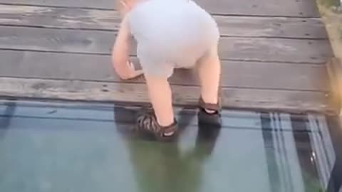 FUNNY--Toddler-Attempts-to-Cross-onto Glass-Bridge-Viral