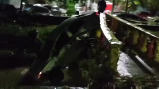 Vehículo es arrastrado por el canal pluvial de El Campestre