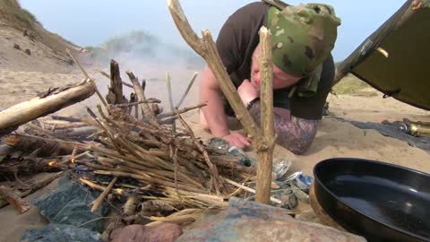 Shelter video survival on a beach