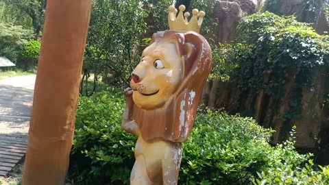 This lion statue is so cute