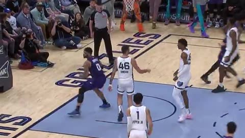 Miles Bridges skies through the lane and drops the hammer 🔨 Hornets-Grizzlies