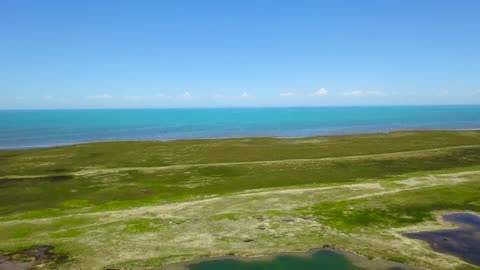 Looking up at the blue sky, overlooking the boundless sea