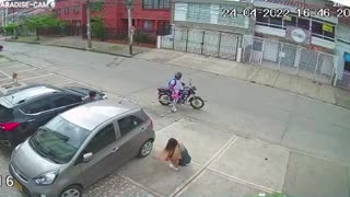 En video quedó registrado el momento en que ladrones en moto roban a una mujer en Cali