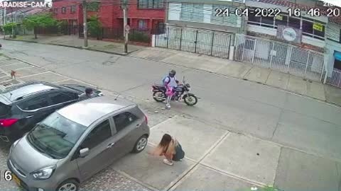 En video quedó registrado el momento en que ladrones en moto roban a una mujer en Cali
