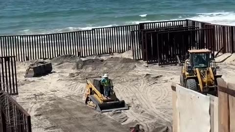 MEANWHILE, CURRENTLY HAPPENING ALONG PUR US BORDER IN SAN DIEGO COAST👀