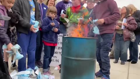 Familias de Idaho y su protesta: "quema tu bozal"