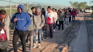 Huge group of several hundred migrants crossed illegally into Eagle Pass, TX