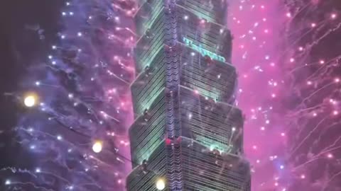 New Year's 2024 : shoots fireworks off 101 skyscraper