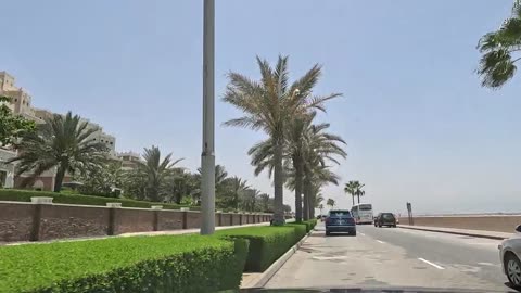 Shopping Boulevard Cruise: Navigating Dubai's Retail Paradises by Car