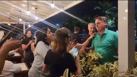 Bolsonaro é recebido por simpatizantes em pizzaria carioca