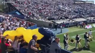 Paraquedista pousa de forma desastrosa em estádio de futebol