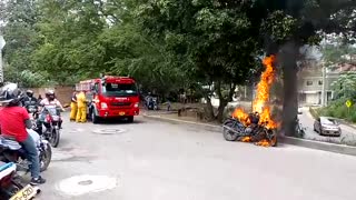 En Piedecuesta quemaron la moto de dos presuntos ladrones