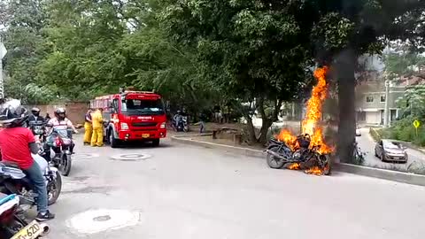 En Piedecuesta quemaron la moto de dos presuntos ladrones