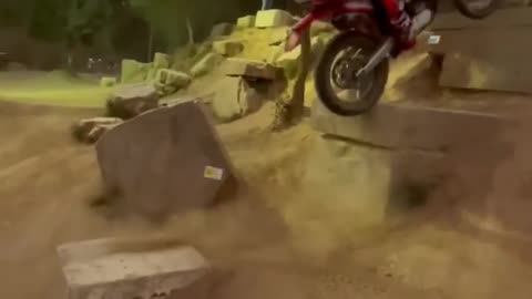 This man can do anything with a DIRTBIKE