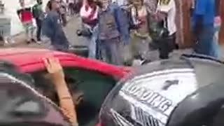 Ciudadanos golpearon a un presunto ladrón y destrozaron la moto