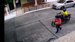Video: Mujer fue arrastrada durante un hurto en Barrancabermeja