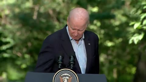 Biden forgets to unplug his earpiece