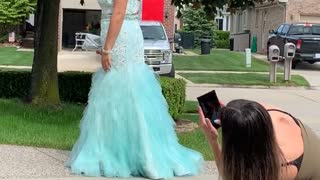 Dad Helps Make Prom Pictures Perfect