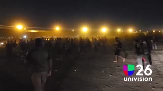 Video captures a large group of invading migrants storming the border of El Paso, Texas