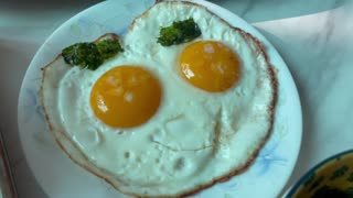 Smiling fried eggs (funny video)