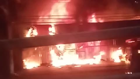 Incêndio destrói loja em Cuiabá MT