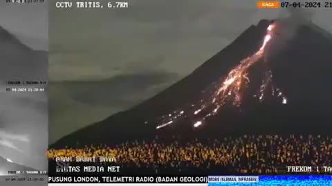 El monte Merapi en Indonesia expulsa material incandescente.