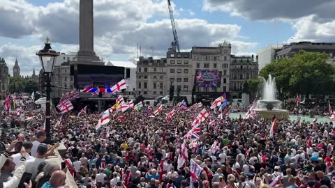 NOW - Brits gather in central London for the "Unite the Kingdom" protest.