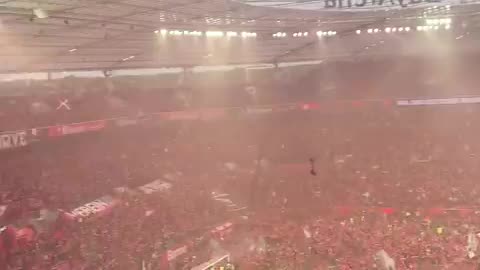 Festa magjike, tifozët e Leverkusen "pushtojnë" fushën