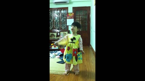 Baby Girl 3 year old and dream of becoming a singer