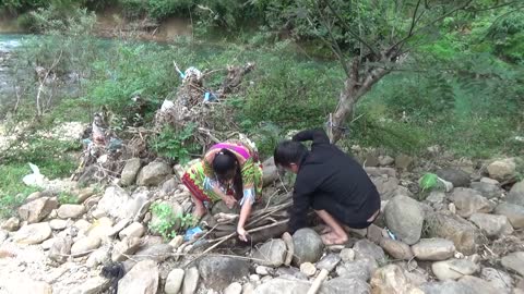 Giant Python Attack Primitive Skills Catch Big Python By Hand - Giant Anaconda Python Vs Girl