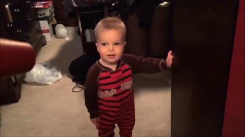 Blow dryer causes toddler to burst into laughter