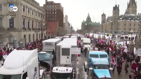 Canada truckers refuse to clear bridge as 'Freedom Convoys' spread | DW News