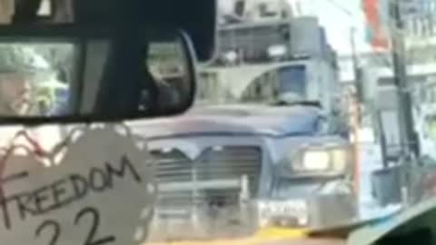 Freedom Convoy Ottawa - Trudeau's goons smashing windows to make the arrest