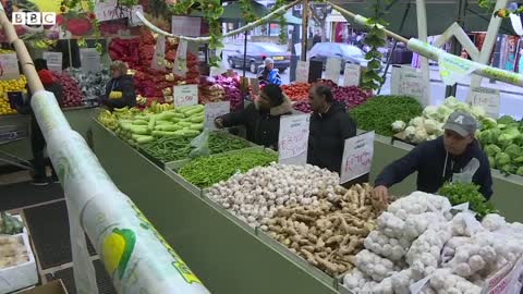 Restaurants and supermarkets face fines for food waste in Spain – BBC News