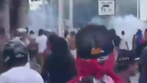 Venezuelanos estão nesse momento tentando invadir o Palácio de Miraflores, sede do governo! A Venezuela não vai aceitar o ditador Maduro!