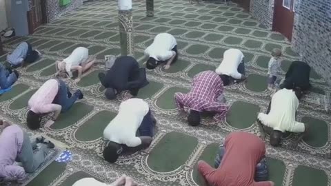 A non muslim came inside the mosque while Muslims were praying