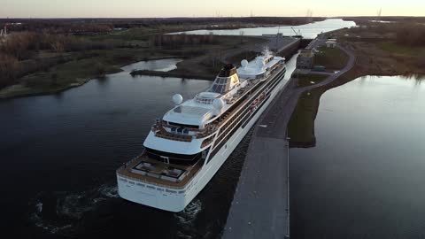 Viking Octantis Enters Snell Lock In Massena, NY