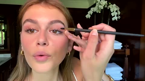 Kaia Gerber’s Guide to Face Sculpting and Sun-Kissed Makeup _ Beauty Secrets _ Vogue (1)