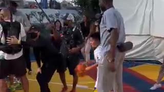 Draymond Green plays basketball with fans in Japan 🏀🙌