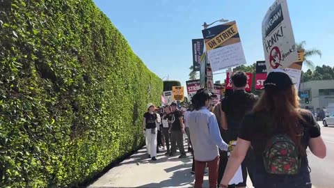 La huelga de actores y guionistas de Hollywood continúa con piquetes en Los Ángeles