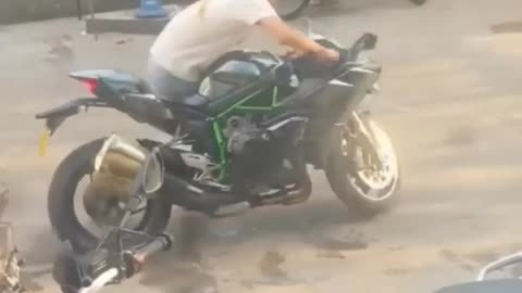 Kawasaki Ninja H2 savage moment