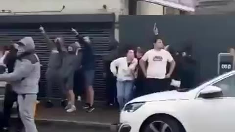 📍Dundalk A crowd of Irish gather outside the home of migrants who