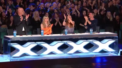 A Singing Dog on America's Got Talent?! Noodle and Bun Perform for Simon Cowell!