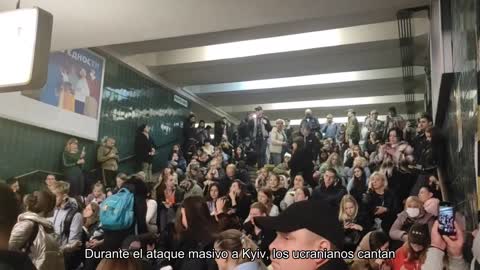 Durante el ataque masivo a Kyiv, los ucranianos cantan en el metro. Somos indestructibles.