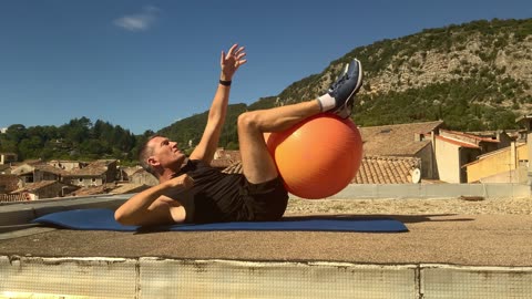 Climbing Corde Crunch with Stability ball - Body Weight