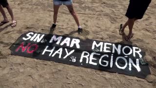 Human chain formed to highlight Mar Menor lagoon damage
