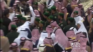 Príncipe Charles Celebra Dança da Espada na Arábia Saudita